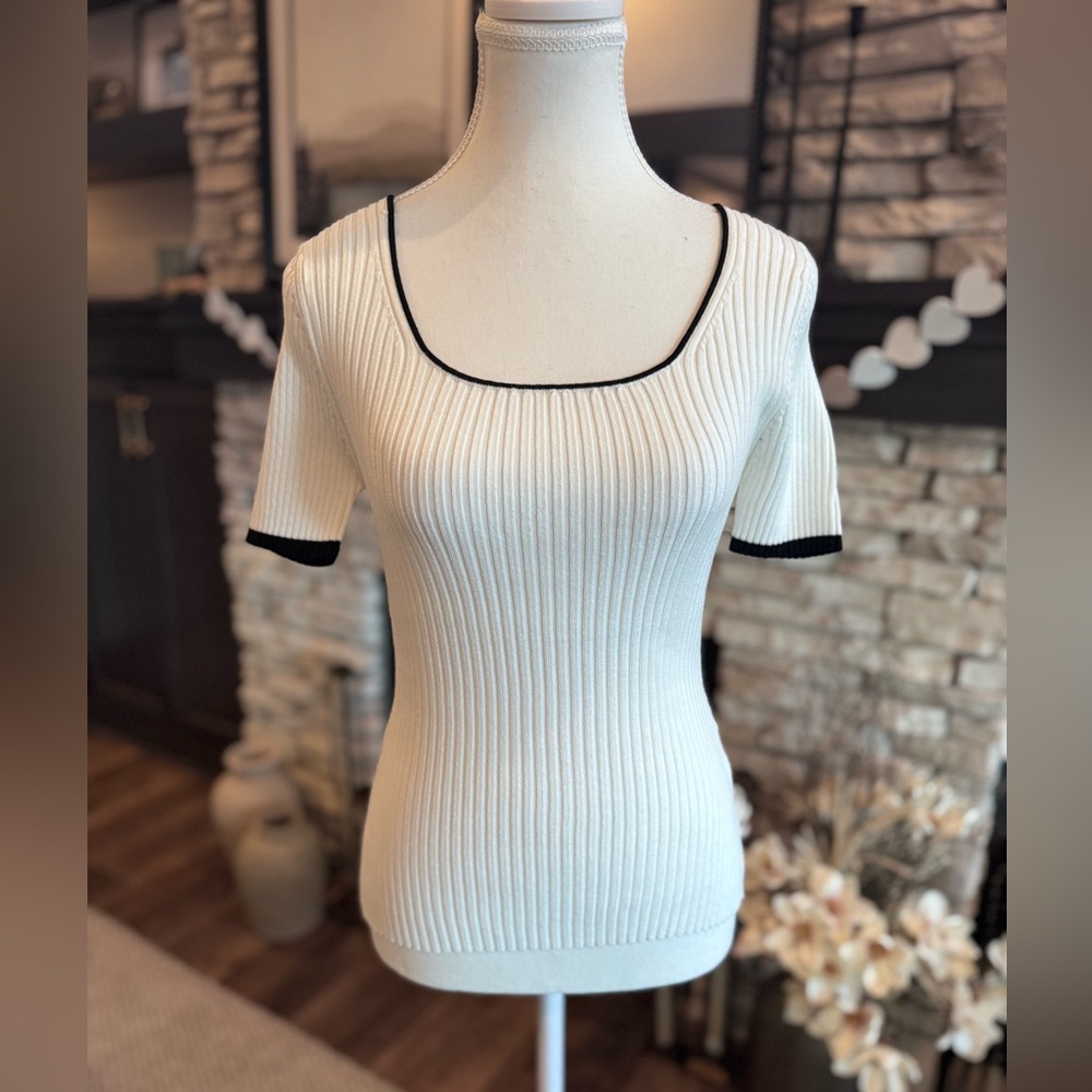 BRAND NEW Women’s Small Yoga Fox White Ribbed Knit Top with Black Trim